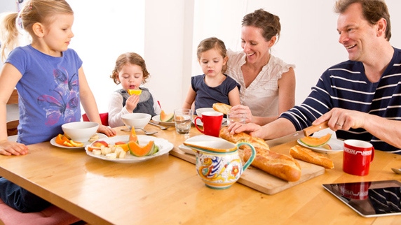 Die Familie frühstückt