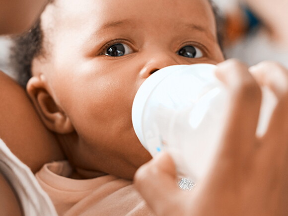 Zwiemilchernährung: So gelingt die Kombination aus Stillen und Säuglingsnahrung.