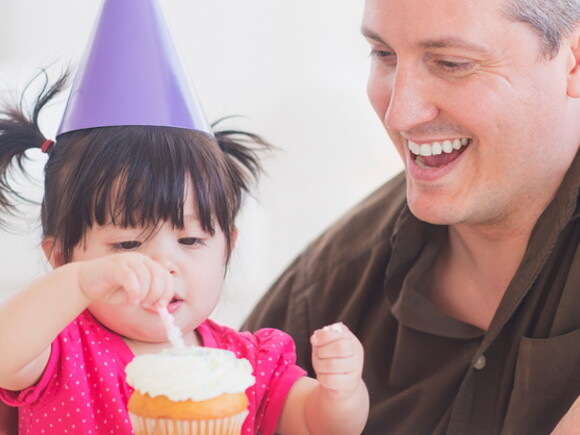 Baby feiert 1. Geburtstag / Bébé fête son premier anniversaire - Nestlé Baby