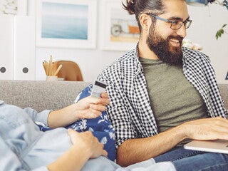 Was können wir uns mit Baby leisten? Wo können wir sparen? Deine Familien-Finanzplanung. Was können wir uns mit Baby leisten? Wo können wir sparen? Deine Familien-Finanzplanung.