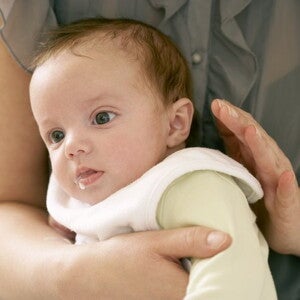 Baby stösst auf / Bébé a du mal à faire son rot - Nestlé Baby