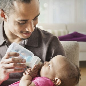 Baby an den Schoppen gewöhnen / Habituer son bébé au biberon - Nestlé Baby