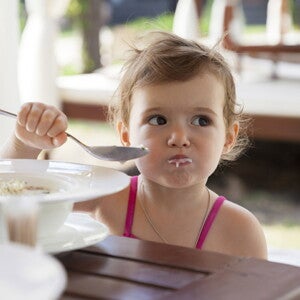 Wie viel muss ein Kleinkind essen? / En quelle quantité un petit enfant doit-il manger? - Nestlé Baby