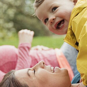 Sportlich fit bleiben mit Kleinkindern: Praktische Tipps für den hektische Elternalltag