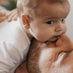 Papa sein von Anfang an: Tipps und Tricks für eine enge Vater-Kind-Bindung.