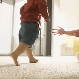 Laufen lernen / Les premiers pas de Bébé - Nestlé Baby