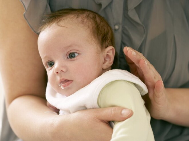 Baby stösst auf / Bébé a du mal à faire son rot - Nestlé Baby Baby stösst auf / Bébé a du mal à faire son rot - Nestlé Baby