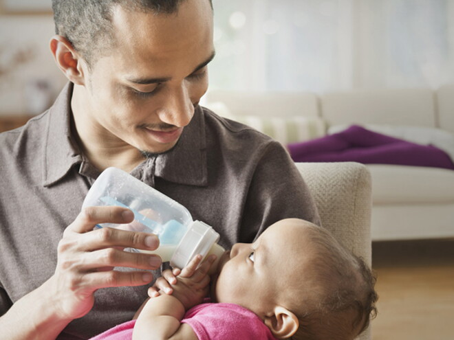 Un Joli Bébé Ouvre Son Frigo