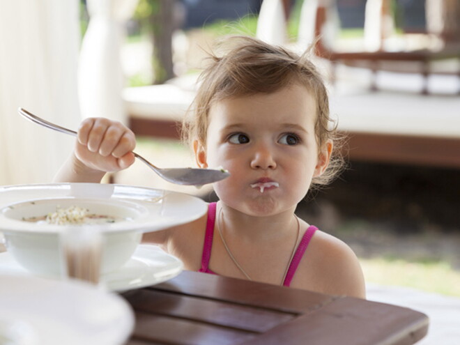 Wie viel muss ein Kleinkind essen? / En quelle quantité un petit enfant doit-il manger? - Nestlé Baby