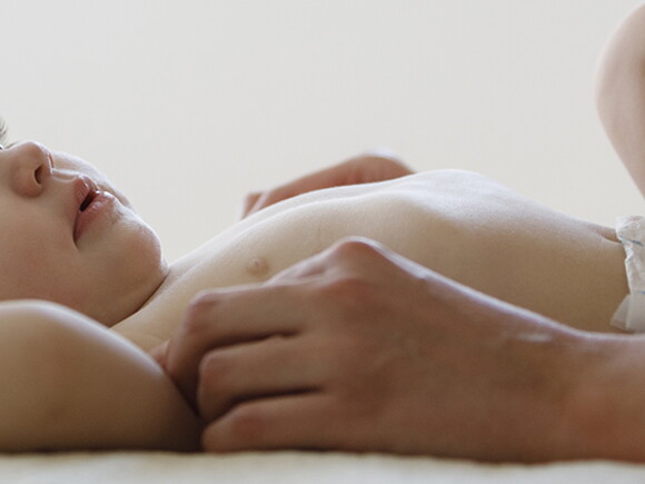 Wie du deinem Kleinkind bei Bauchweh helfen kannst.