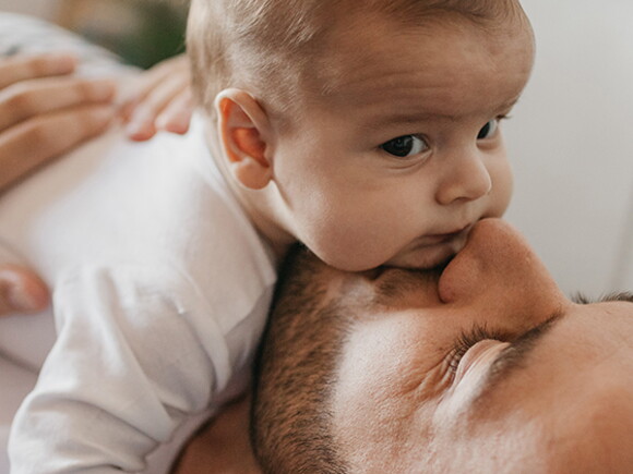 Papa sein von Anfang an: Tipps und Tricks für eine enge Vater-Kind-Bindung.