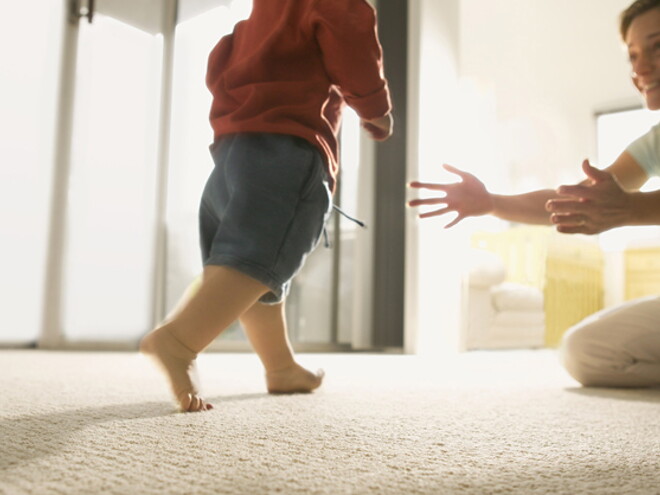 Laufen lernen / Les premiers pas de Bébé - Nestlé Baby Laufen lernen / Les premiers pas de Bébé - Nestlé Baby