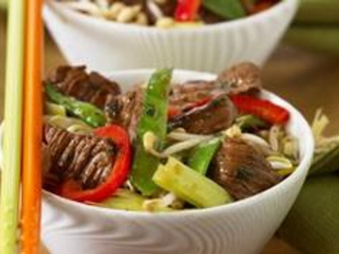 Im Wok karamelisiertes Schweinefleisch mit Peperoni, Honig und Koriander Im Wok karamelisiertes Schweinefleisch mit Peperoni, Honig und Koriander