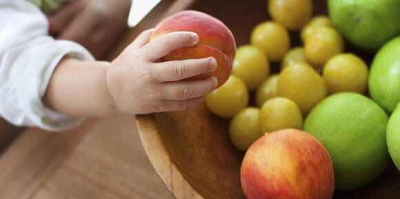 Gardez un bol de fruits sur la table