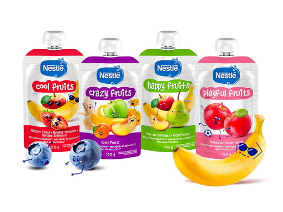 Gourdes fruitées Nestlé avec des fruits et légumes frais disposés sur une table